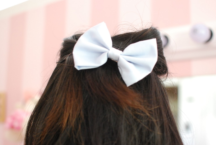 Прическа уши Микки Мауса из волос