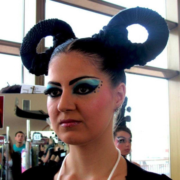 Уши из волос прическа