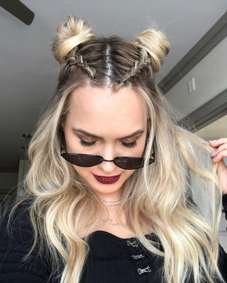 Прическа с ушками из волос