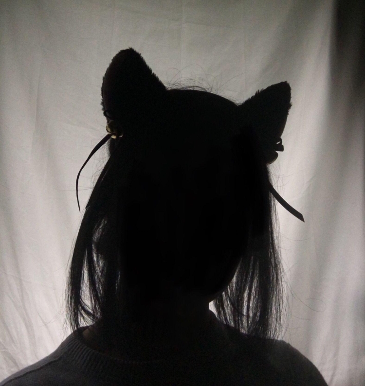 Девушка в ушках