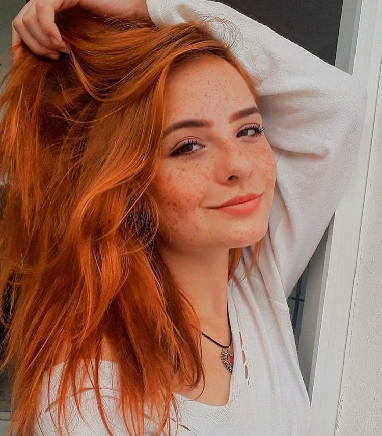 Селфи рыжей девушки