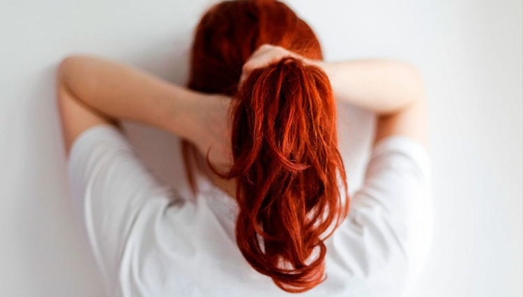 Рыжая девушка со спины