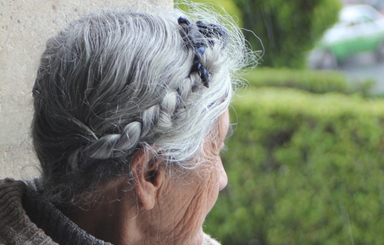 Седая бабушка