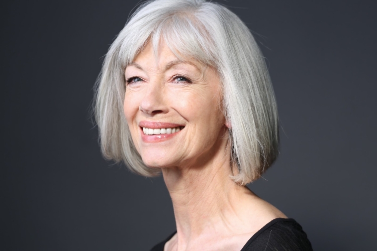 Красивая пожилая женщина