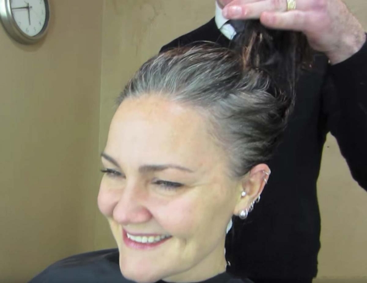 Седые корни на темных волосах