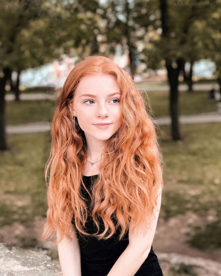Джулия Адаменко с кудряшками