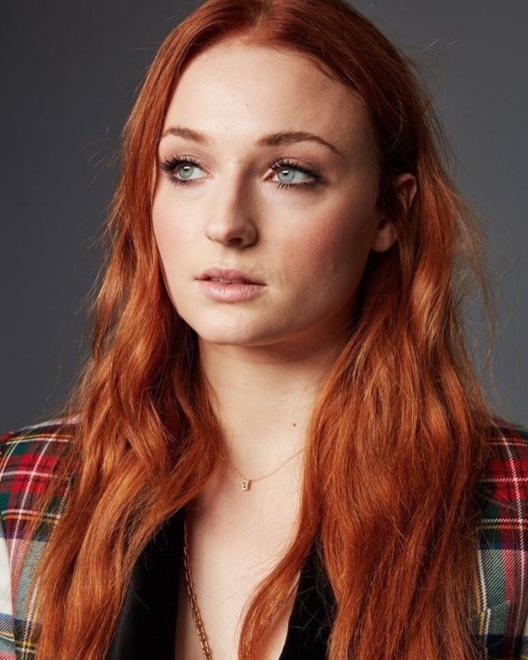 Софи Тернер с рыжими волосами