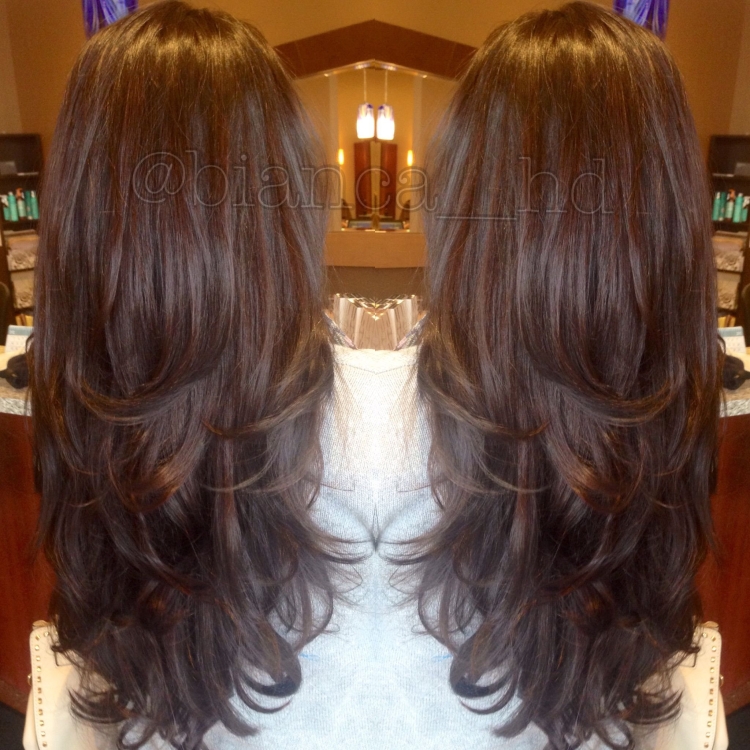 Стрижка Каскад на длинные волосы брюнетка