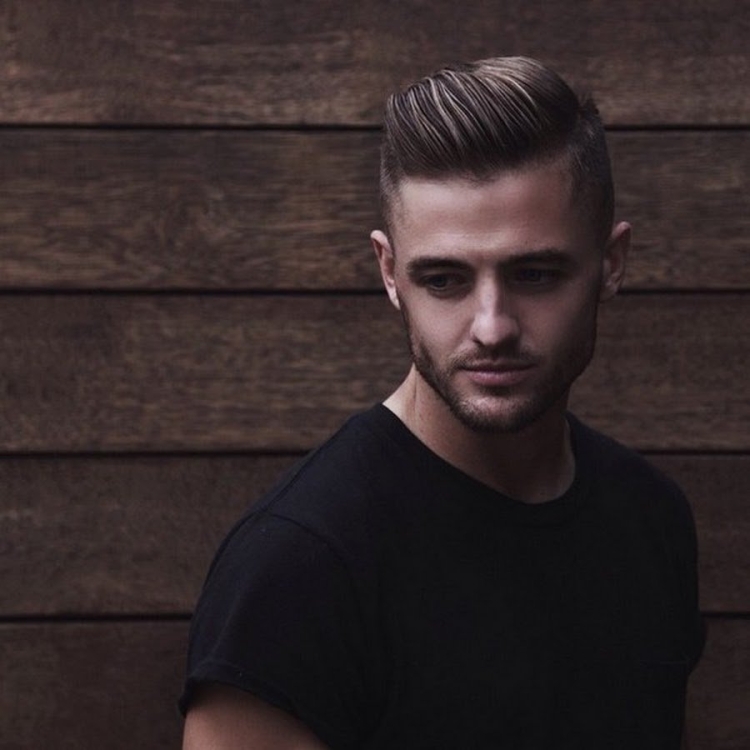 Стрижка с зачесом назад мужская выбритые виски