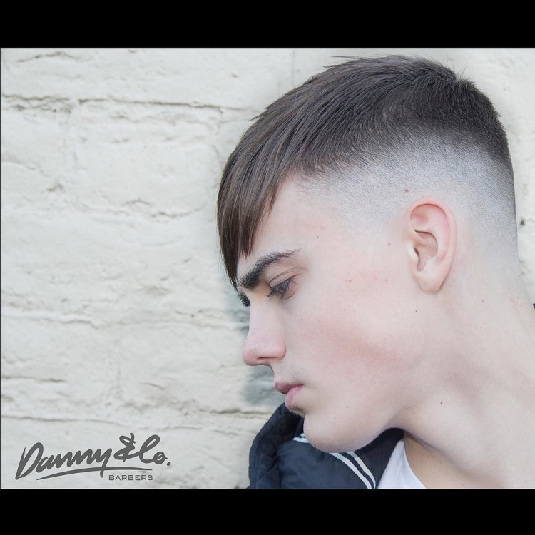 Прическа с выбритыми боками и челкой