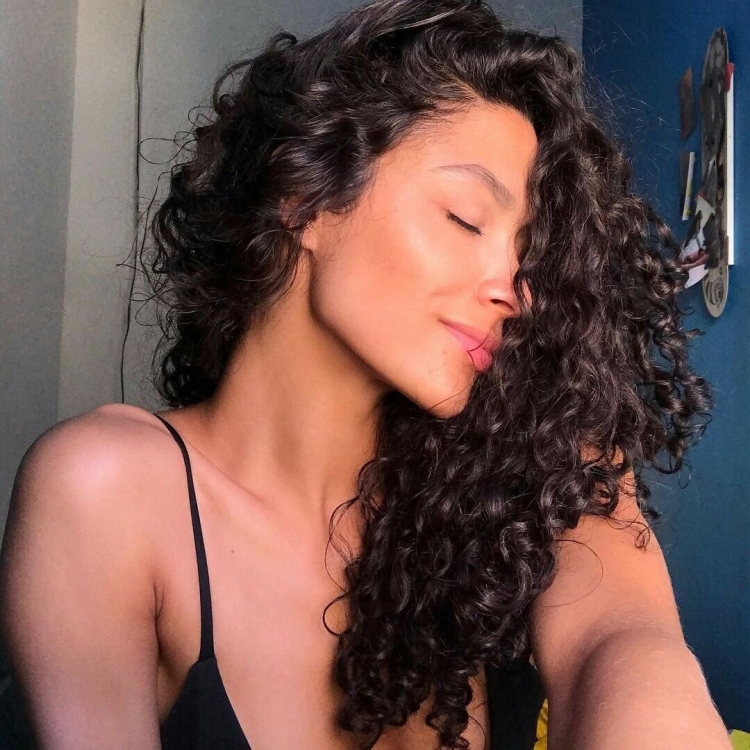 Девушка кудрявая брюнетка