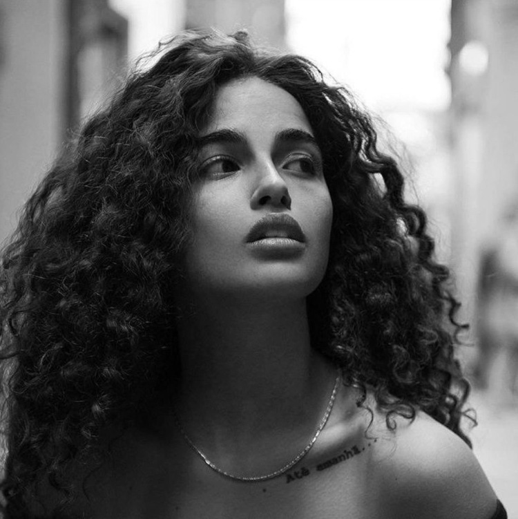 Кьяра Шелси в профиль