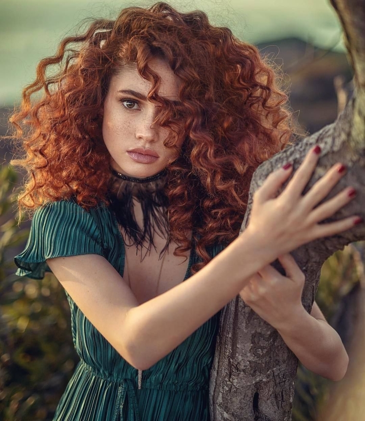 Рыжие кудрявые волосы