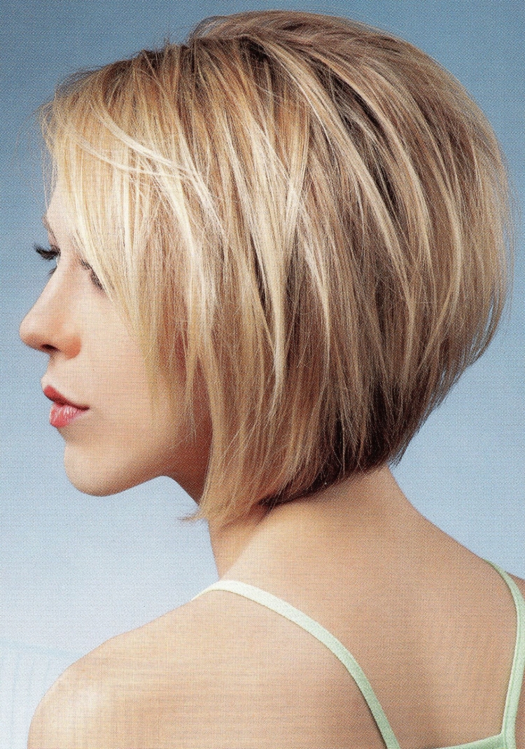 Стрижка удлиненный градуированный Боб