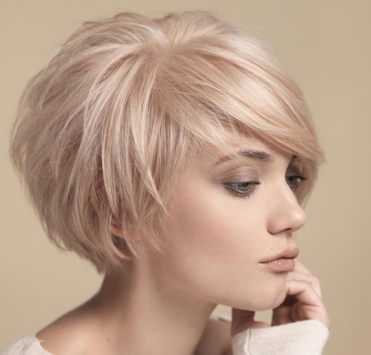 Объёмный Боб с челкой на короткие волосы