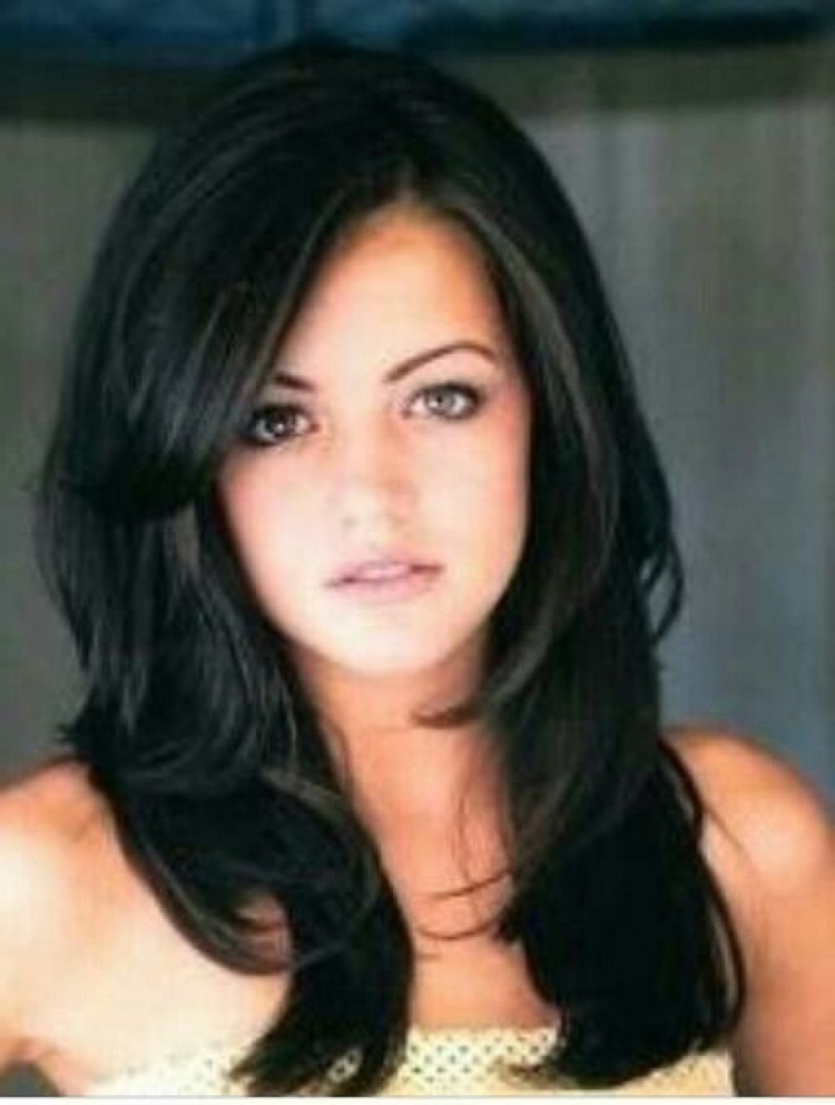 Каскад на средние темные волосы