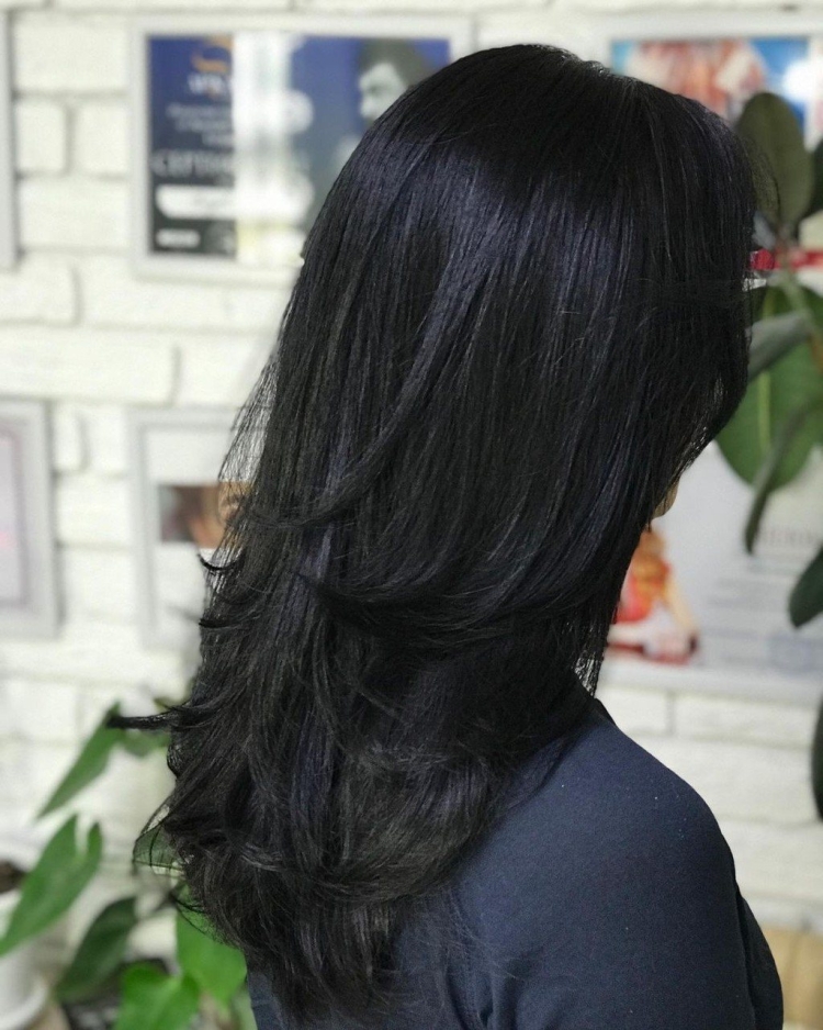 Градуированный Каскад на средние темные волосы