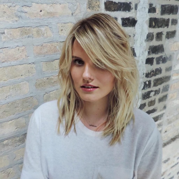 Средняя стрижка с длинной челкой