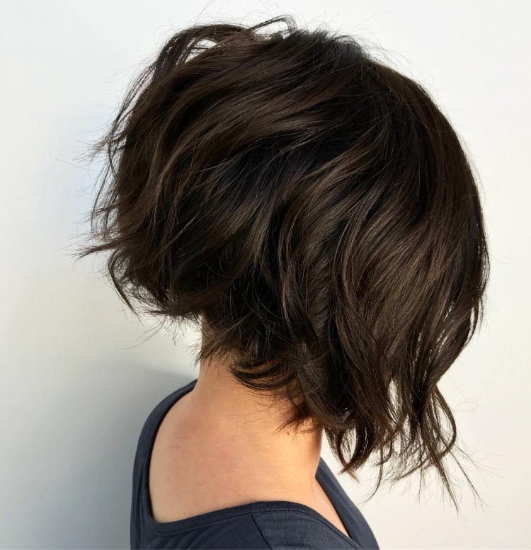 Градуированный Боб на волнистые волосы