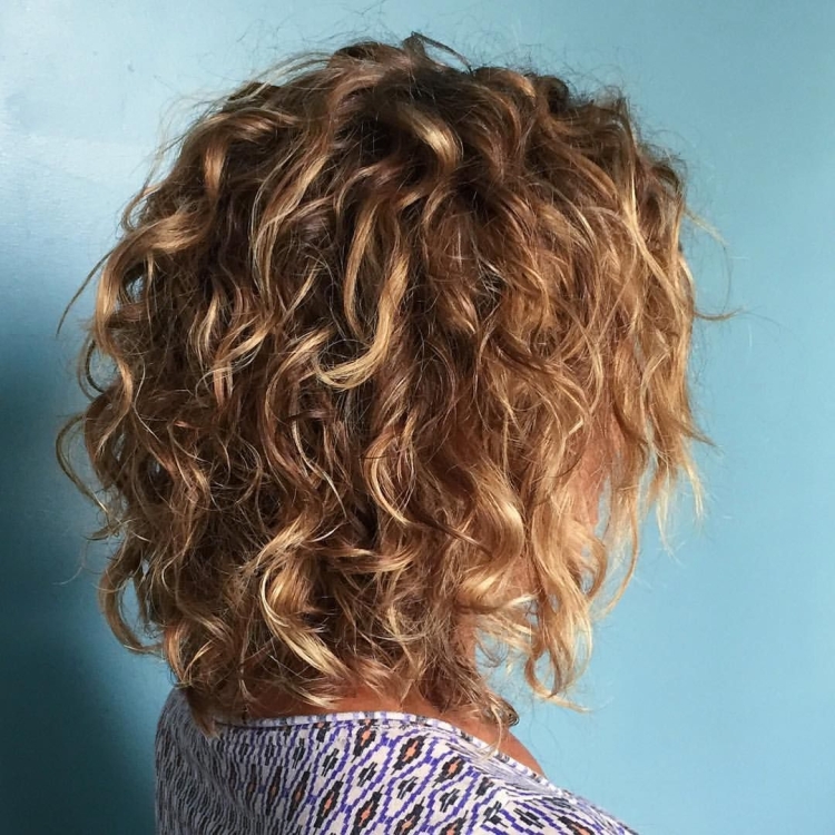 Градуированный Боб Каскад на кудрявые волосы