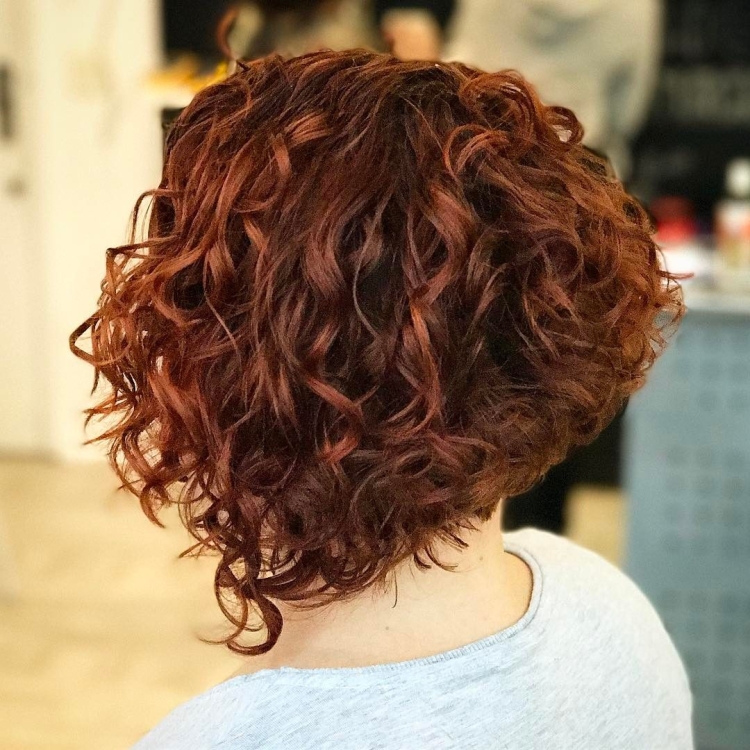 Кудрявый градуированный Боб