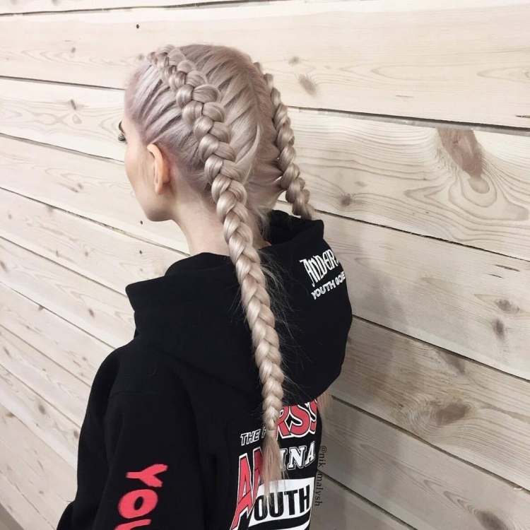 Блондинка с двумя косичками