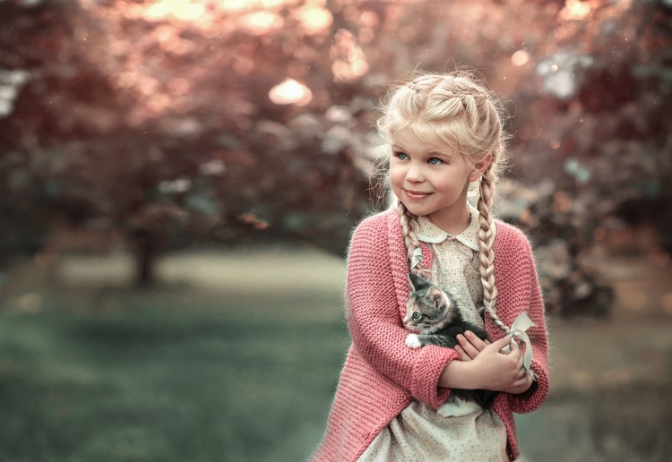 Девочка с косичками