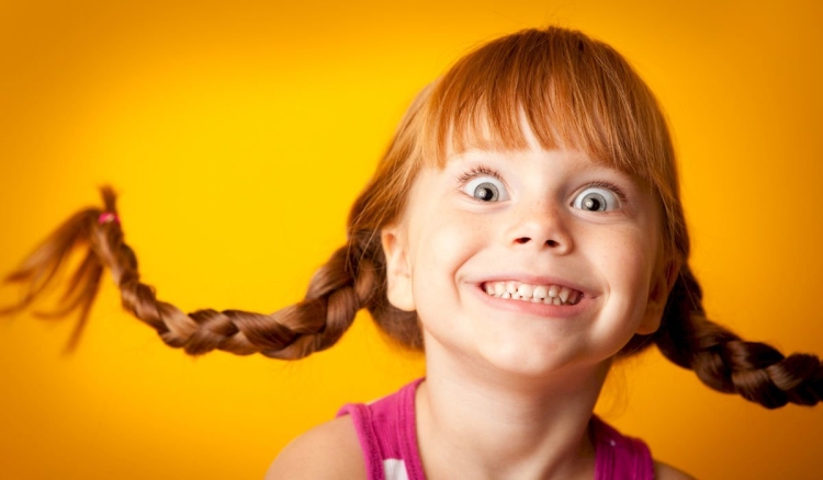 Девочка улыбается