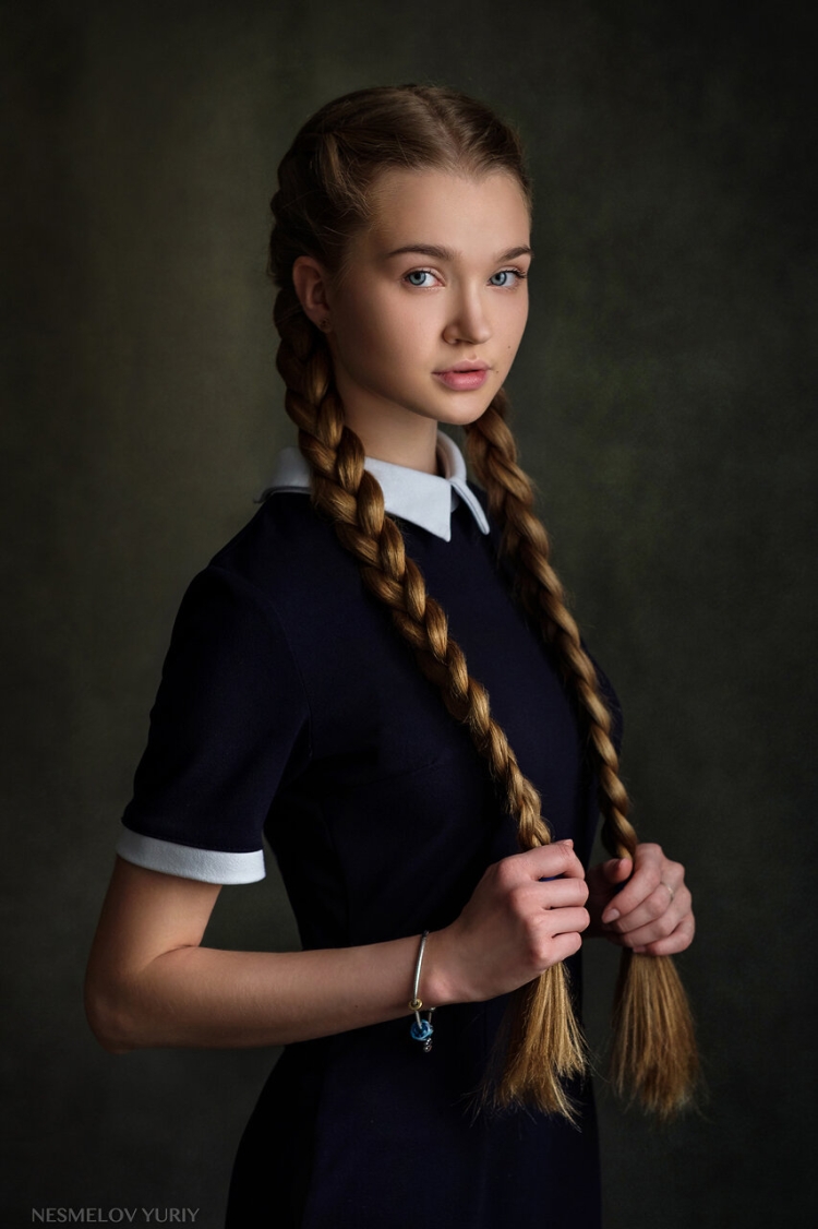 Девочка с длинной косой