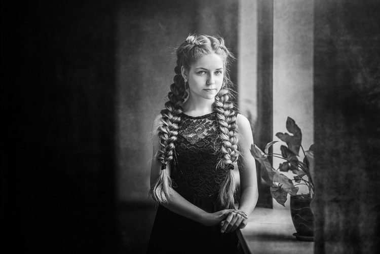 Девочка с косичками