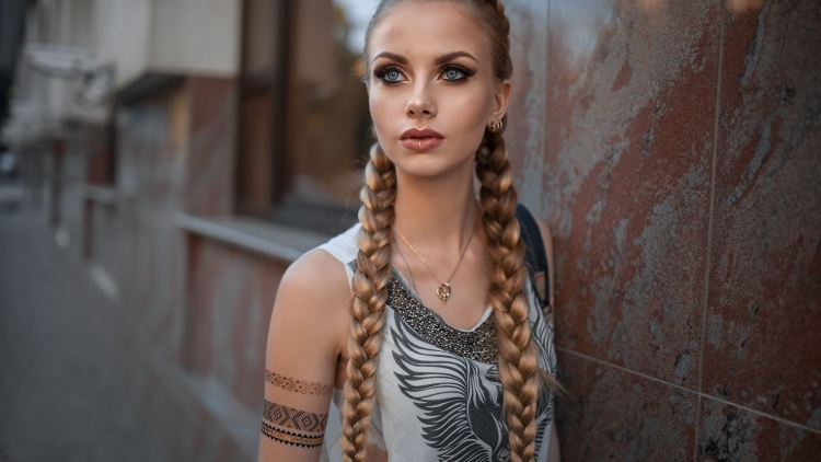 Карина Тихоновская с косами