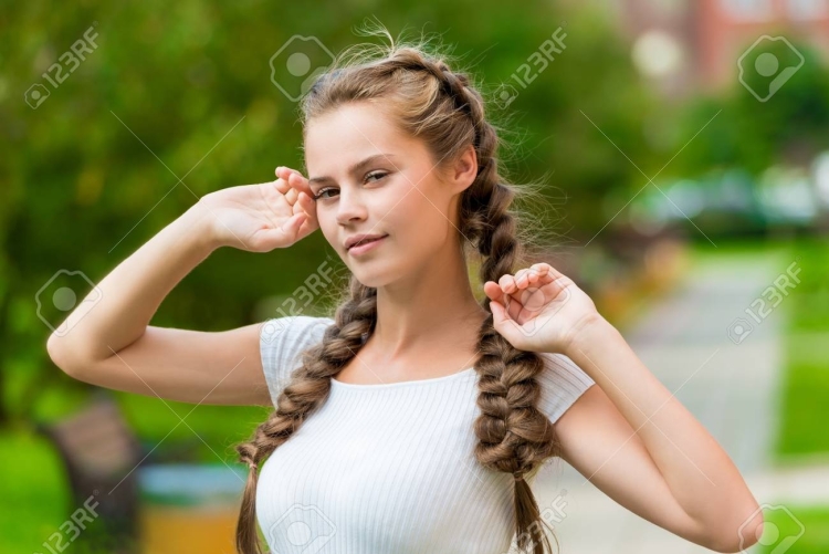 Девочка с двумя косами
