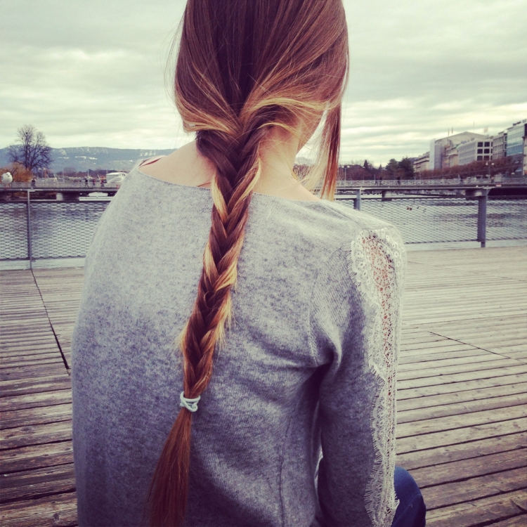 Девочка с косичками со спины