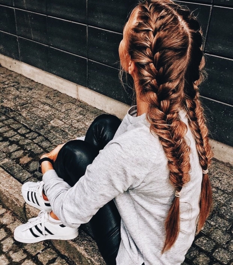 Девочка с косичками со спины