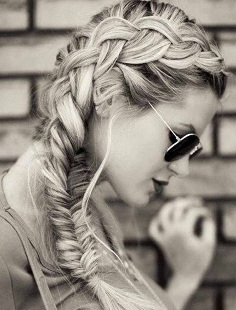 Девушка с косичками