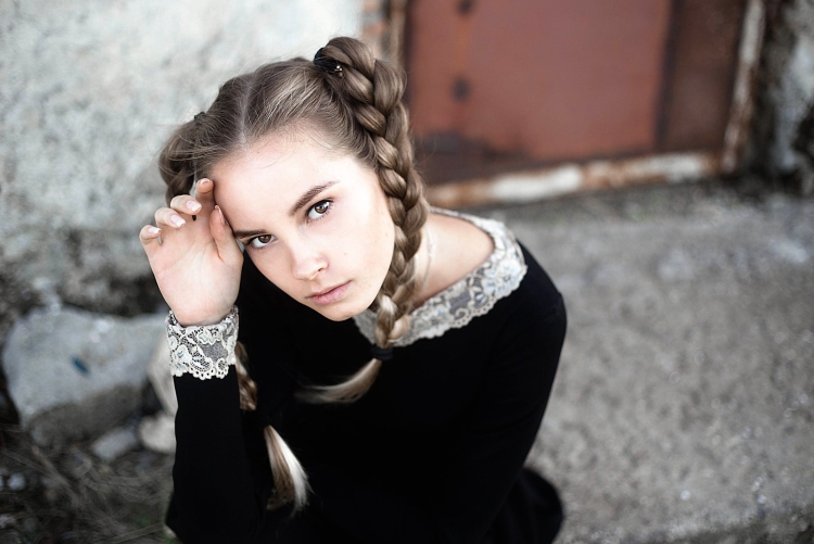 Девочка с косичками