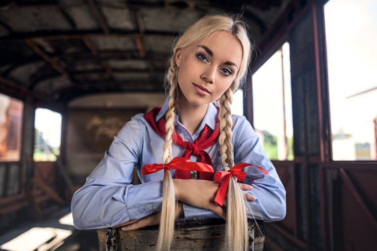 Красивая девушка с косой