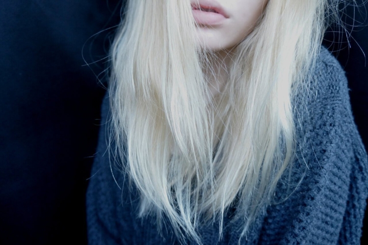 Девушка с белыми волосами