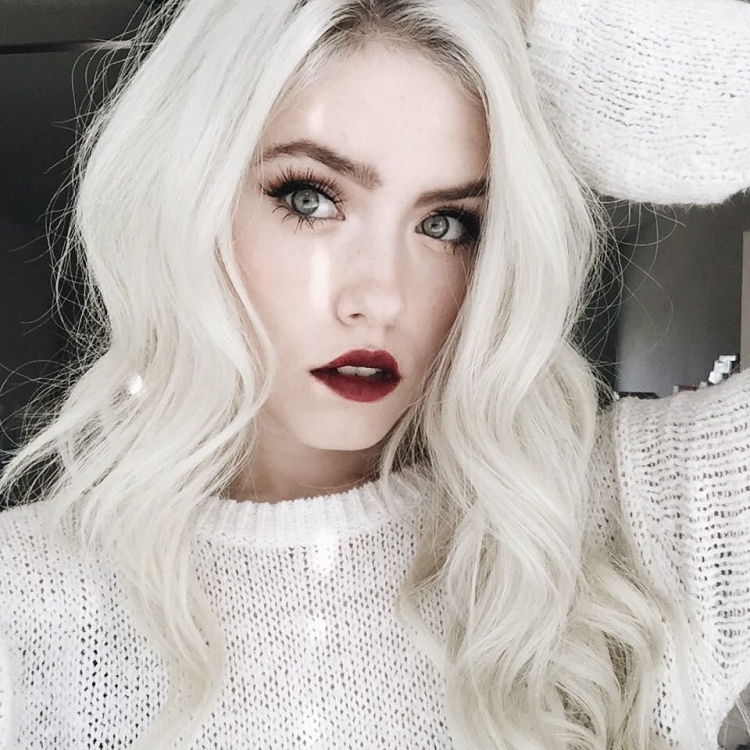 Девушка с платиновыми волосами