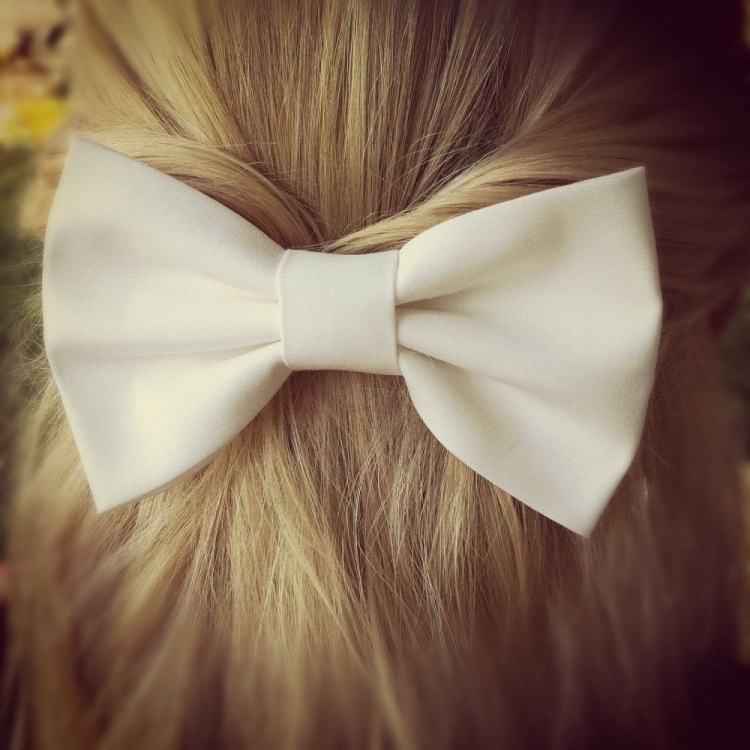 Белый бантик заколка