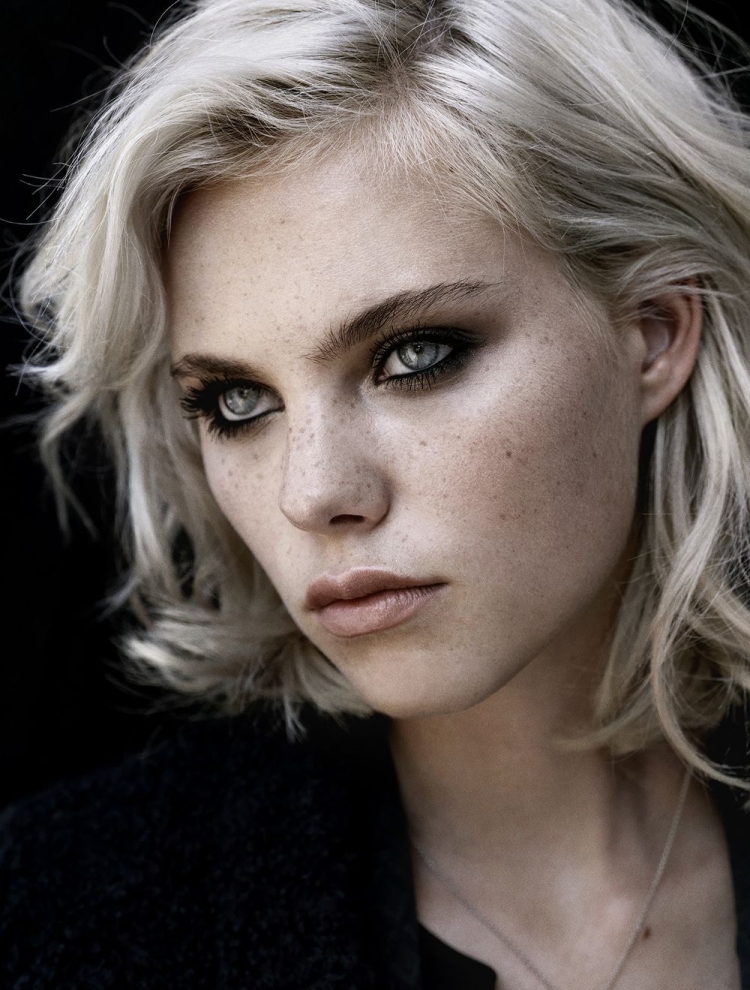 Блондинка с серыми глазами