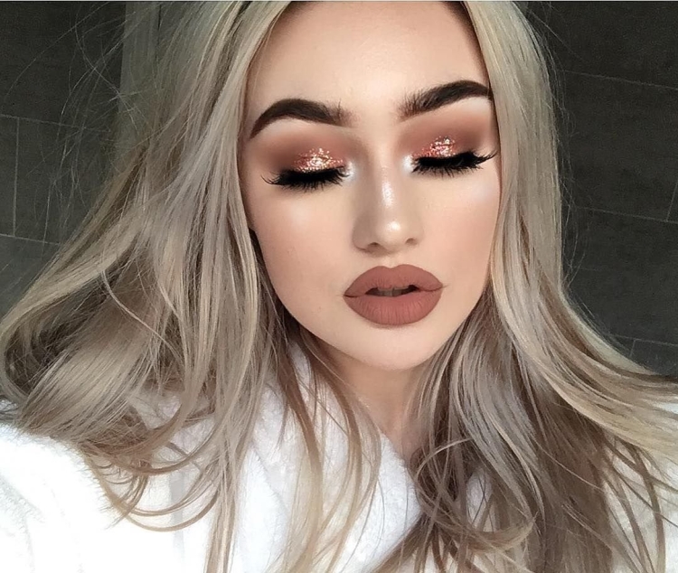 Пепельная блондинка с карими глазами макияж