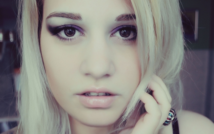 Светловолосая девушка с карими глазами