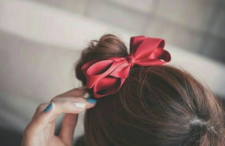 Девушка с красным бантом