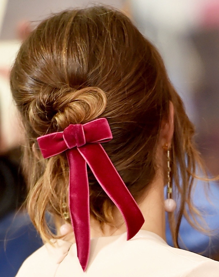 Завязывает бантик на голове красивое фото