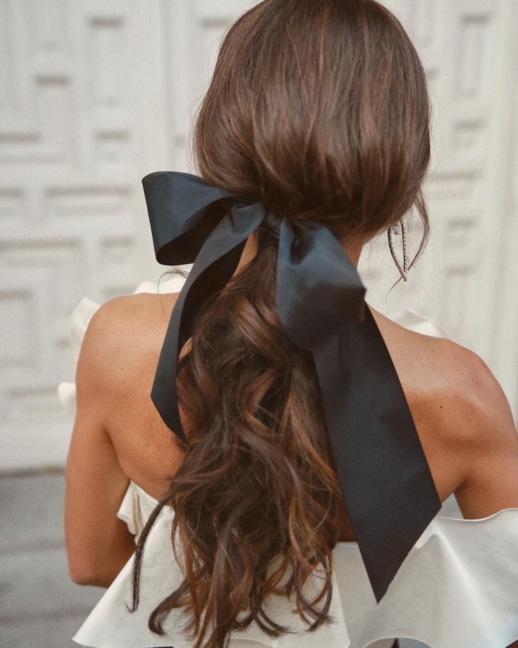 Прическа на длинные волосы с бантом