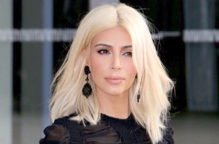 Платиновая блондинка с карими глазами