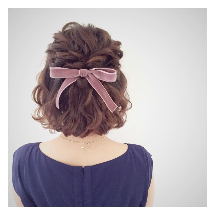 Прическа с бантиками на короткие волосы