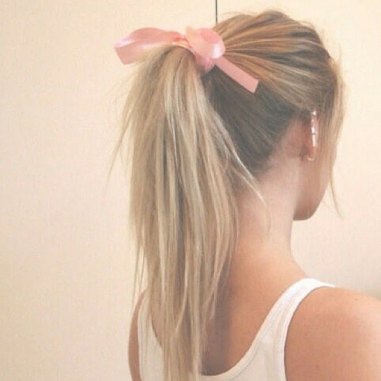 Девушка с мелированными волосами без лица