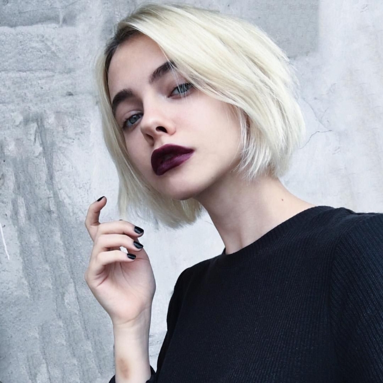 Кира Рауш с белыми волосами